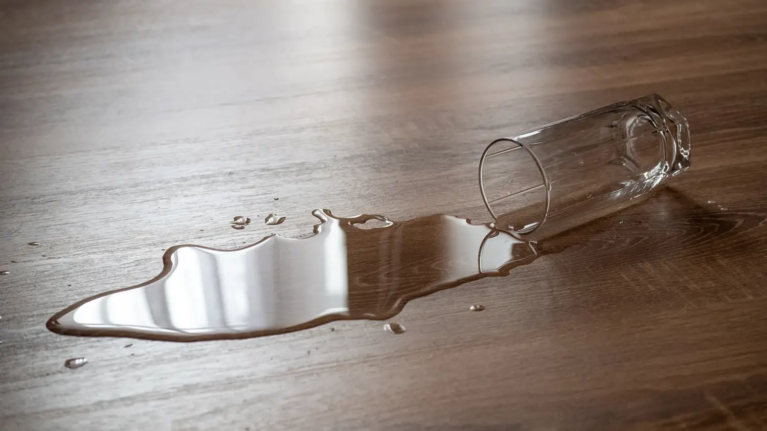 Prolivena voda na drvenom plivajućem podu – rizik od oštećenja poda